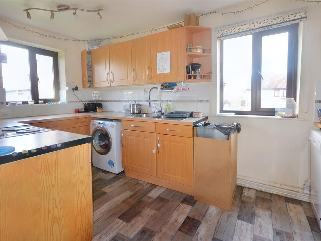 2 bed flat for sale in Meadowcroft, New Road, Gillingham SP8, £110,000