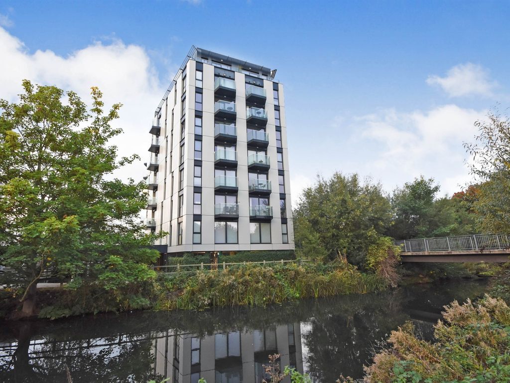 2 bed flat for sale in Shire Gate, Chelmsford CM2, £275,000