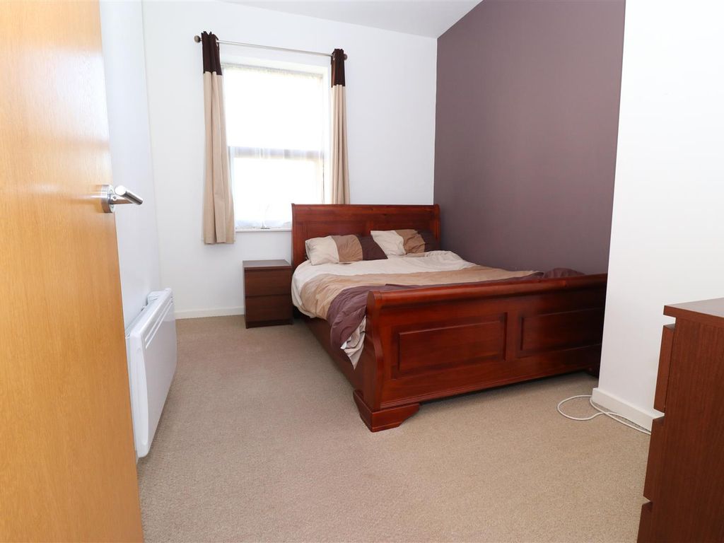 1 bed flat for sale in Peregrine Way, Westwood Park, Bradford BD6, £70,000