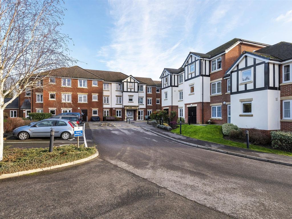 1 bed flat for sale in Hadlow Road, Tonbridge TN9, £100,000