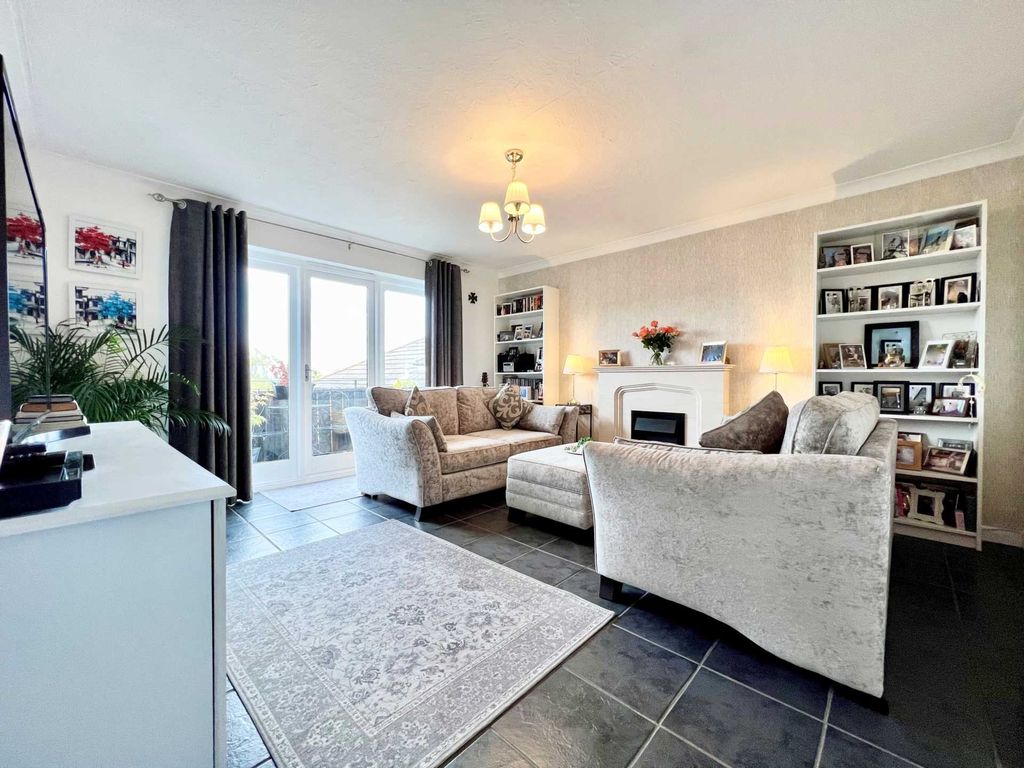 2 bed flat for sale in Barton Court, Brentwood CM14, £290,000