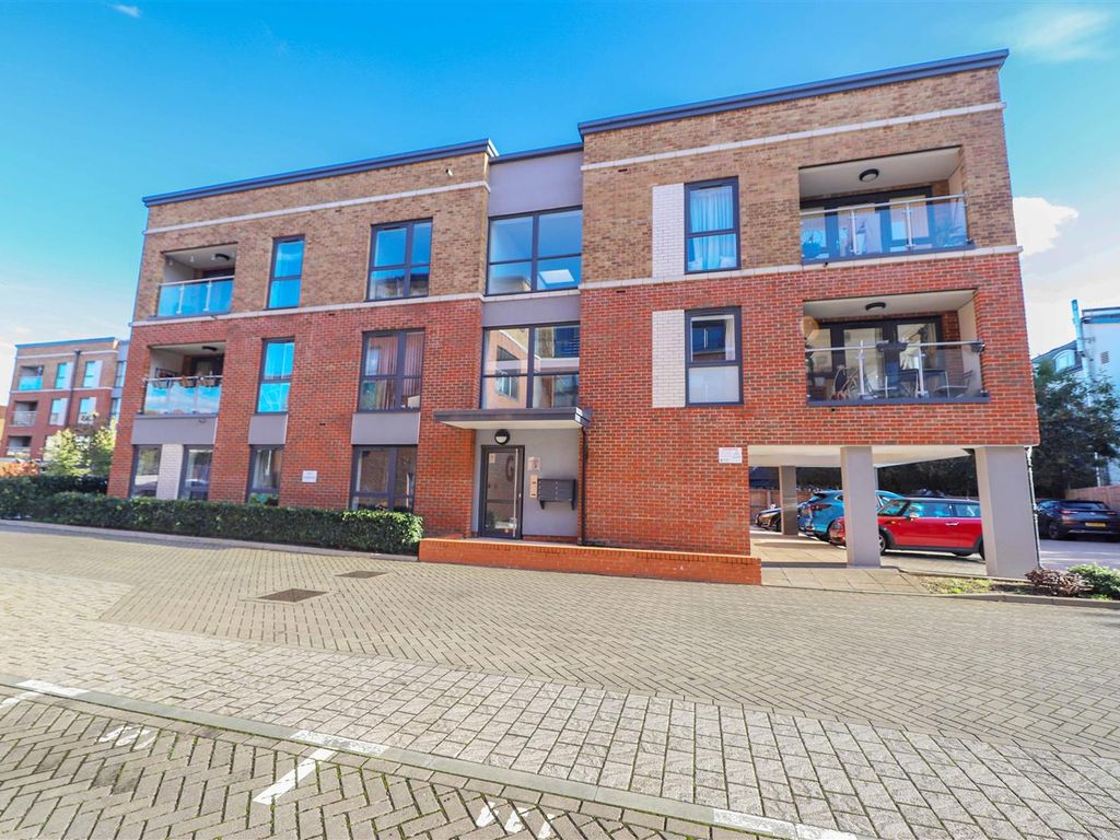 1 bed flat for sale in Harlequin Court, Arla Place, Ruislip HA4, £300,000