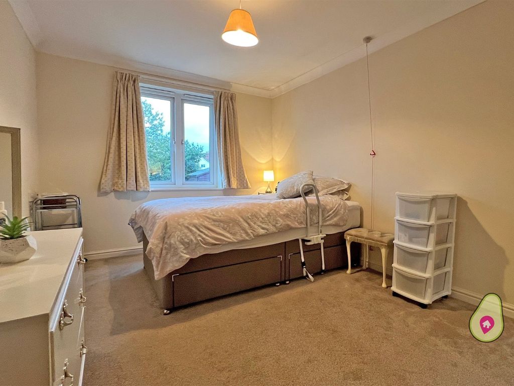 1 bed flat for sale in Sheppard Court, Tilehurst RG31, £125,000
