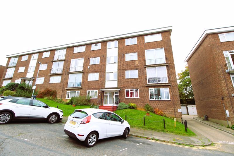 2 bed flat for sale in The Larches, Luton LU2, £200,000