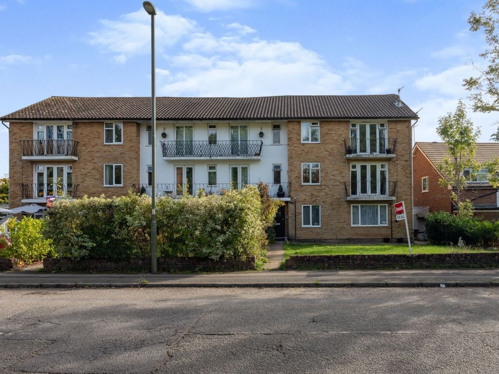 2 bed flat for sale in Nutfield Road, Merstham, Redhill RH1, £280,000