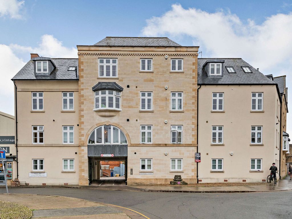 1 bed flat for sale in Hoopers Court, Cirencester, Gloucestershire GL7, £154,995