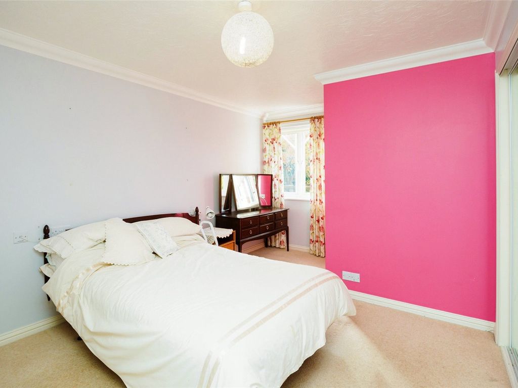 1 bed flat for sale in Bishops Down Road, Tunbridge Wells TN4, £225,000