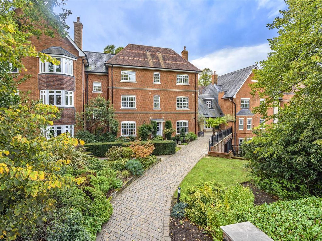 1 bed property for sale in Reading Road Wokingham, Berkshire RG41, £250,000