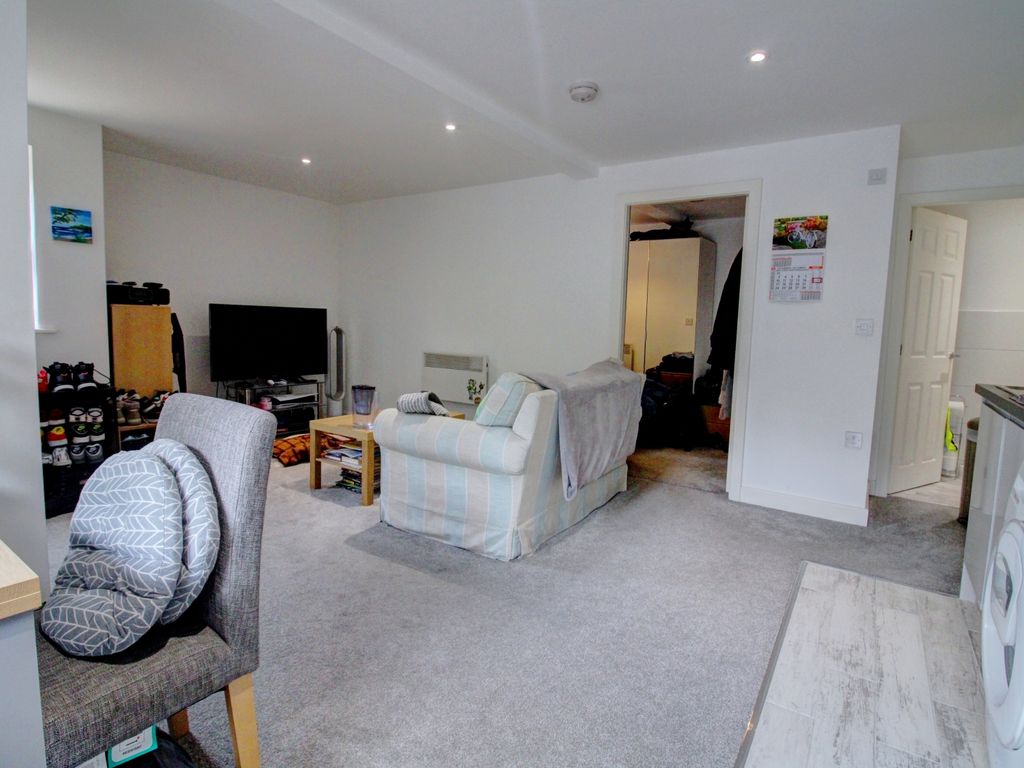 1 bed flat for sale in Belmont House, 9-11 Priory Avenue, High Wycombe, Buckinghamshire HP13, £180,000