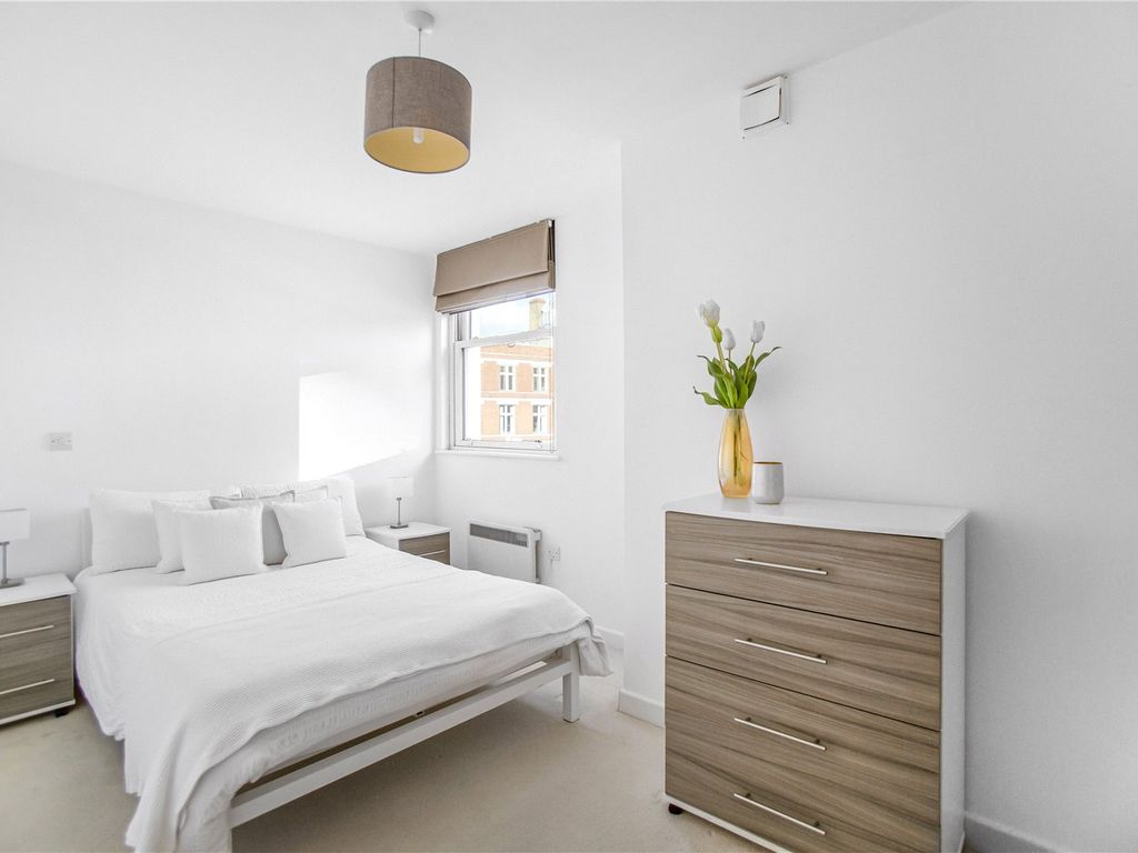 1 bed flat for sale in Caroline Street, London E1, £310,000