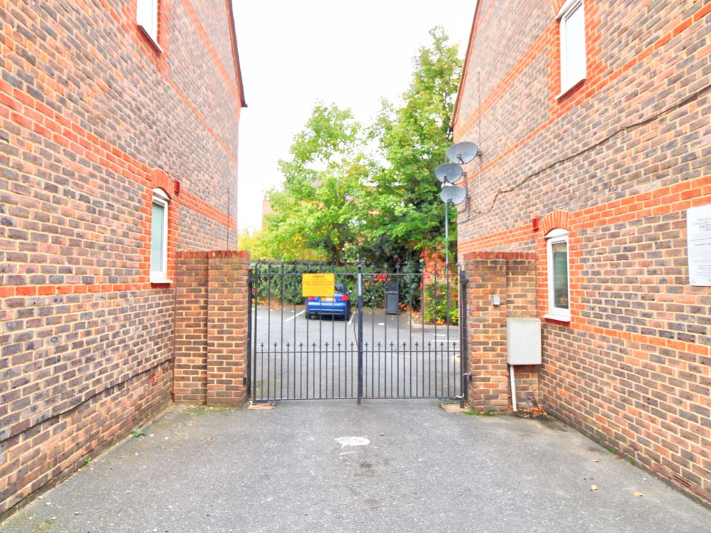 2 bed flat for sale in The Foundry, Albert Road, Luton LU1, £180,000