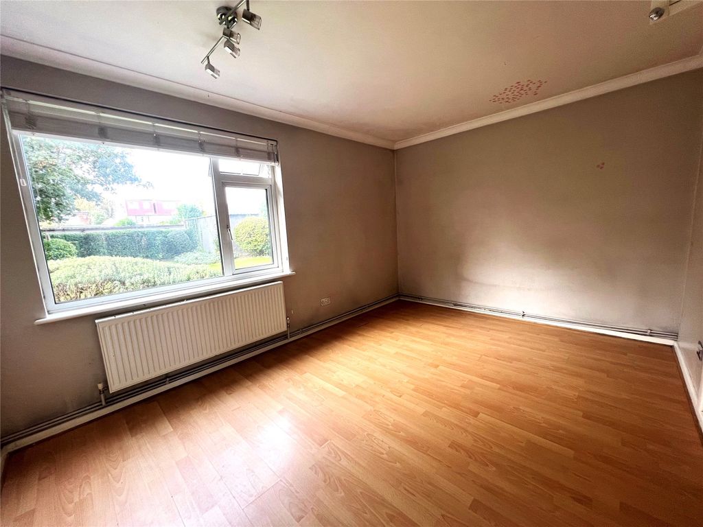 2 bed flat for sale in Ashford, Surrey TW15, £250,000