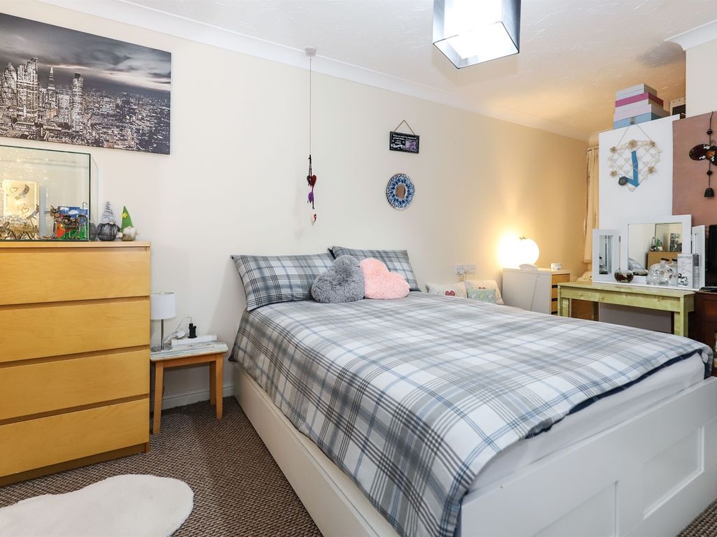 1 bed flat for sale in Penn Road, Penn, Wolverhampton WV4, £105,000