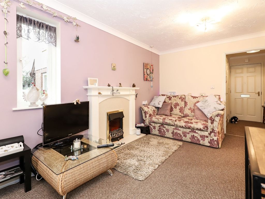 1 bed flat for sale in Penn Road, Penn, Wolverhampton WV4, £105,000