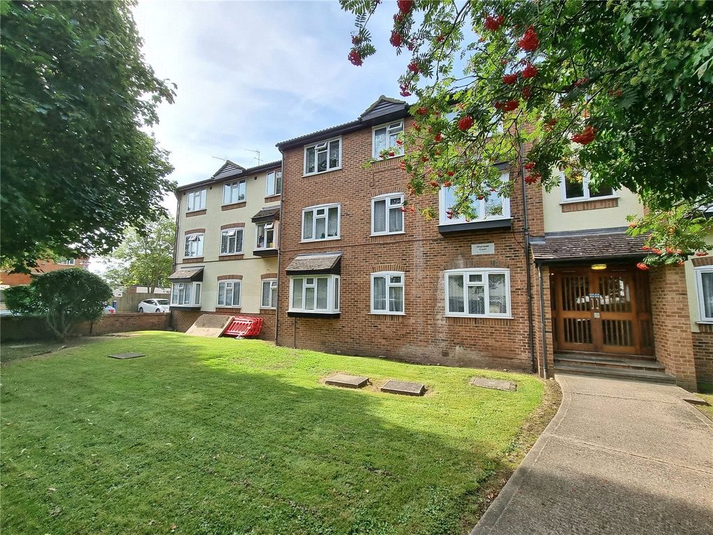 2 bed flat for sale in Church Road, Hayes, Greater London UB3, £200,000