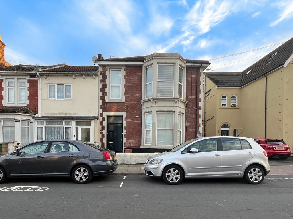 2 bed flat for sale in Queens Road, Portsmouth PO2, £185,000