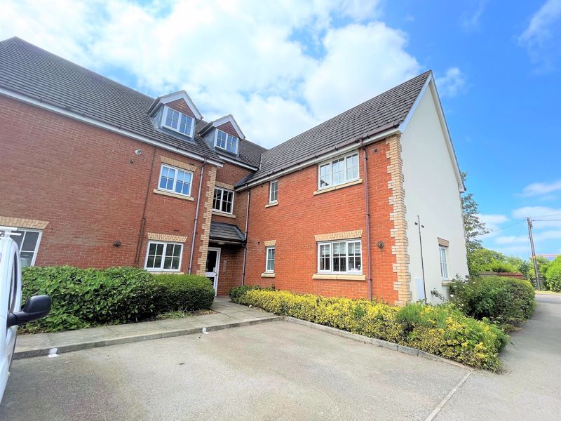 1 bed flat for sale in London Road, Aston Clinton, Aylesbury HP22, £225,000