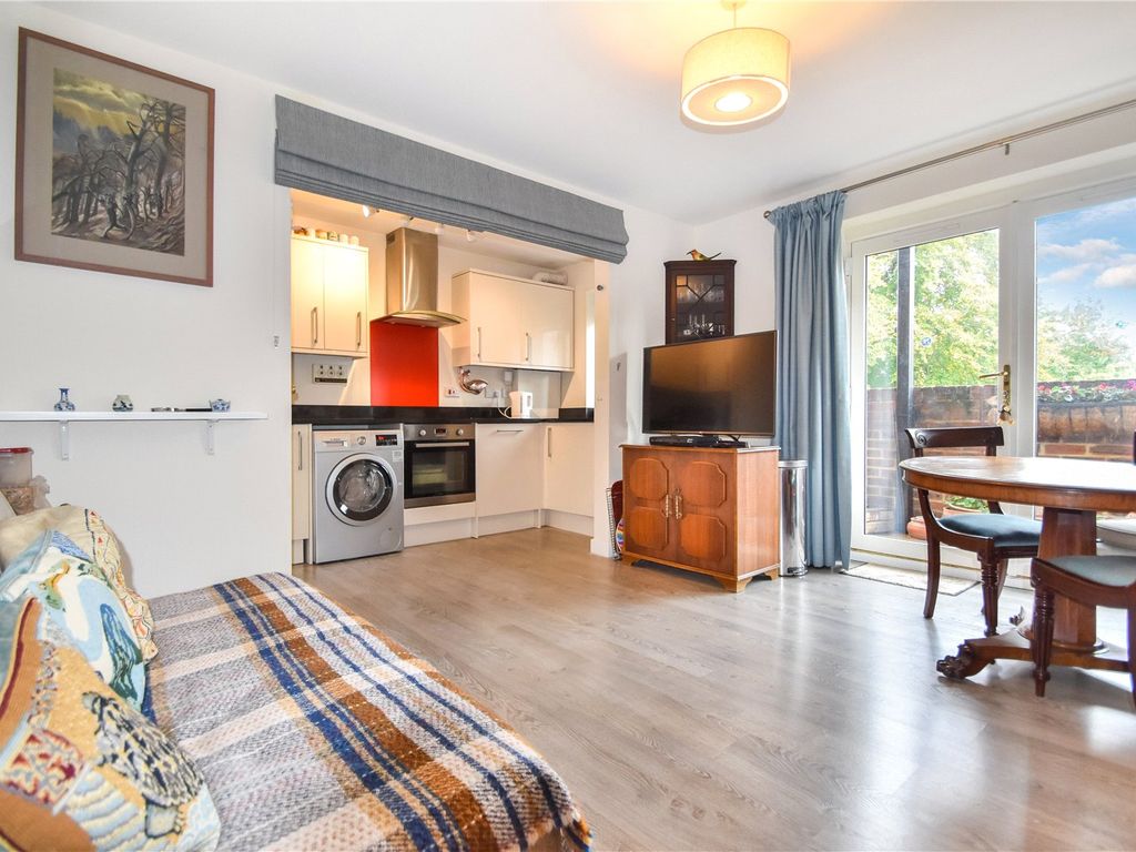 2 bed flat for sale in Meade Court, Edenbridge, Kent TN8, £250,000