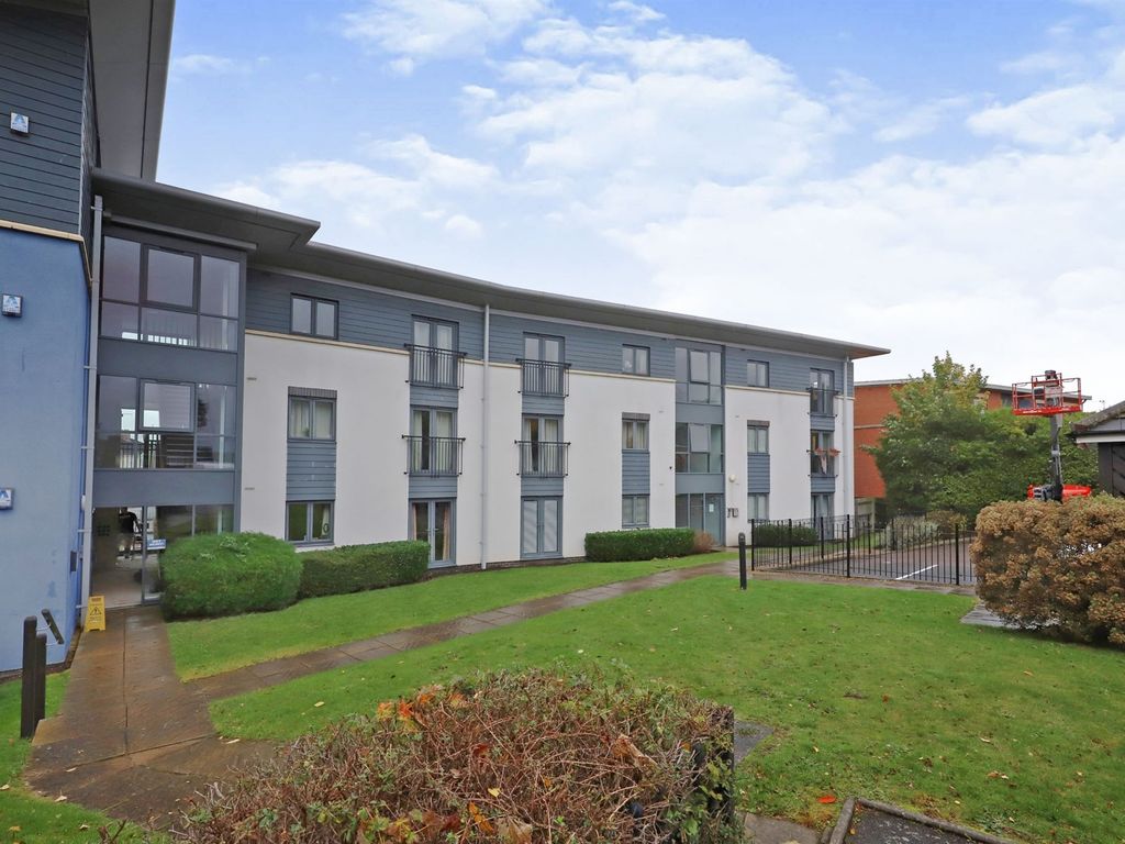 2 bed flat for sale in Vine Close, Fordhouses, Wolverhampton WV10, £125,000