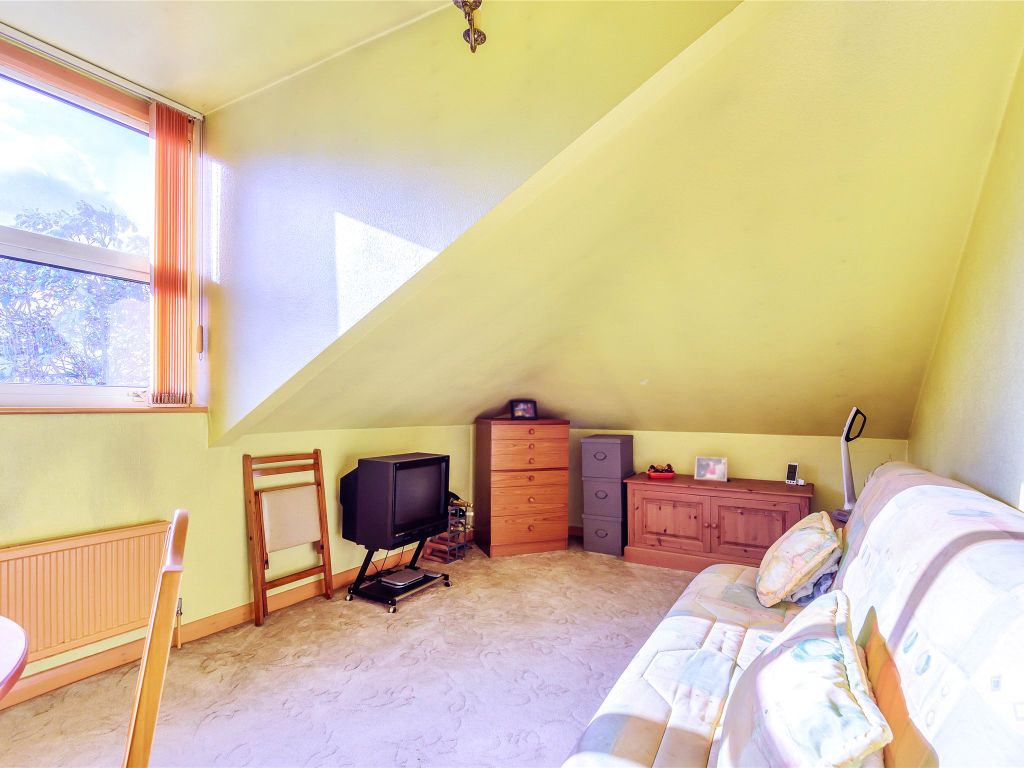 2 bed flat for sale in Claverton, Bridge Road, Wallington SM6, £250,000