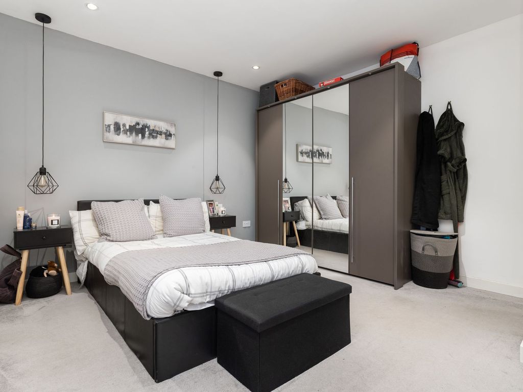 2 bed maisonette for sale in Lower King Street, Croix Court SG8, £235,000