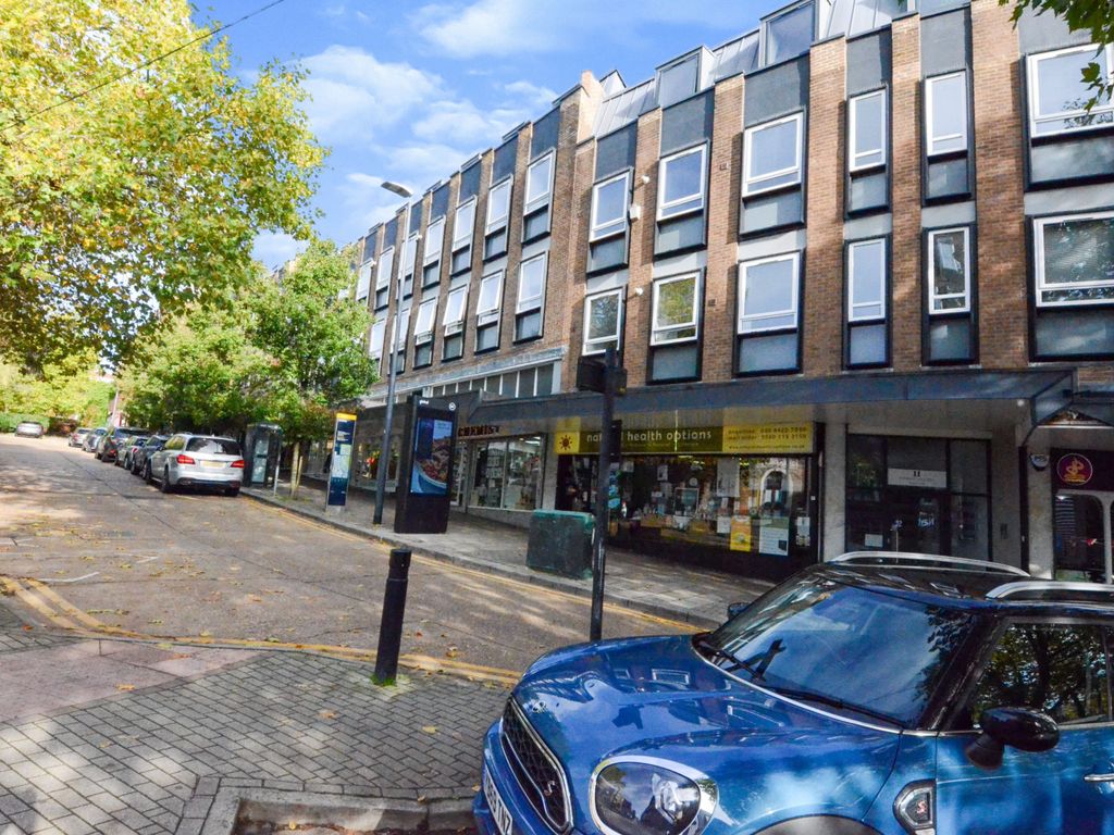 1 bed flat for sale in Buckingham Parade, Stanmore HA7, £300,000