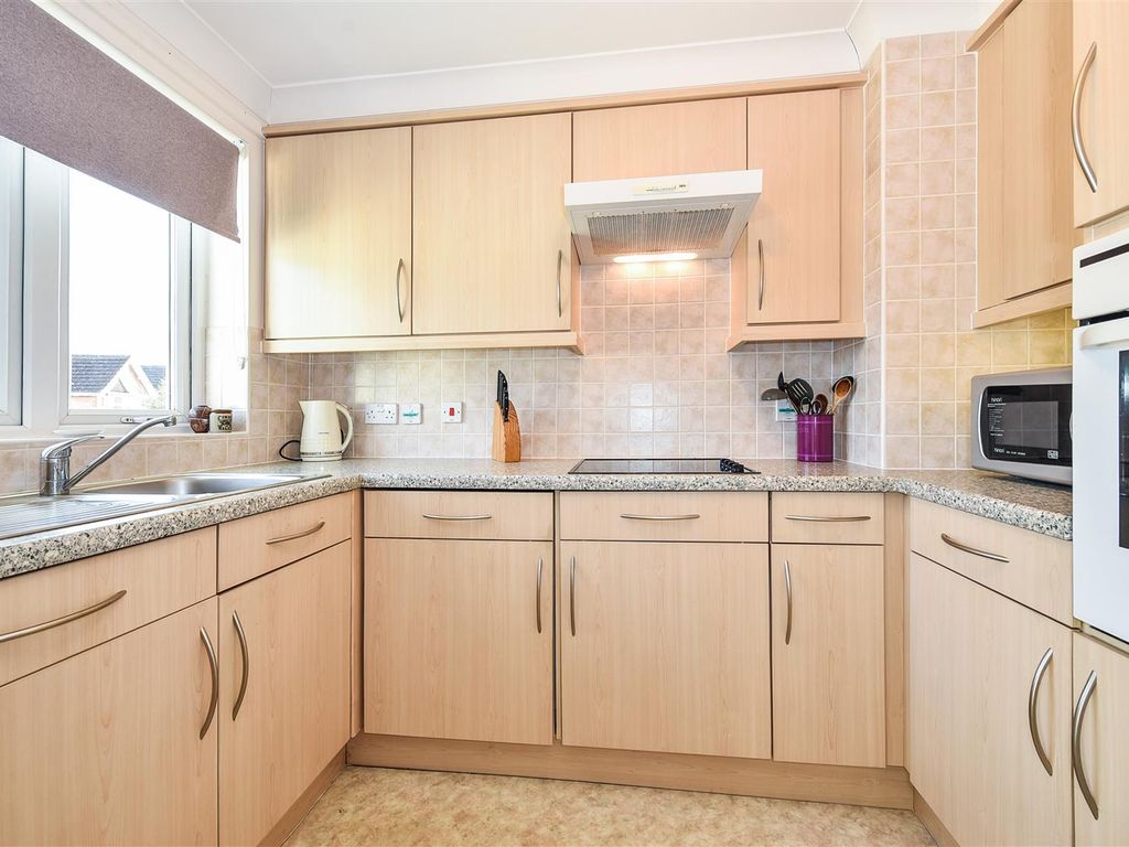 1 bed flat for sale in Old Winton Road, Andover SP10, £120,000