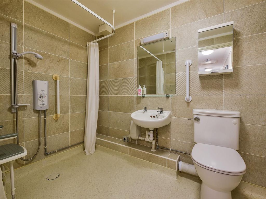 1 bed flat for sale in Old Winton Road, Andover SP10, £120,000