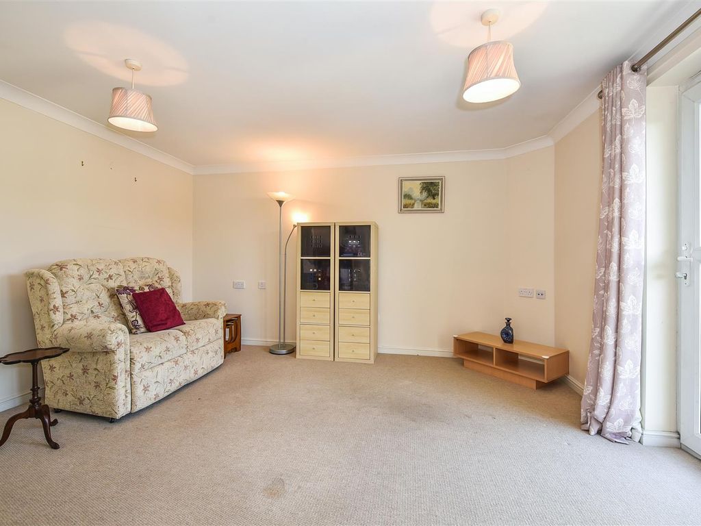 1 bed flat for sale in Old Winton Road, Andover SP10, £120,000