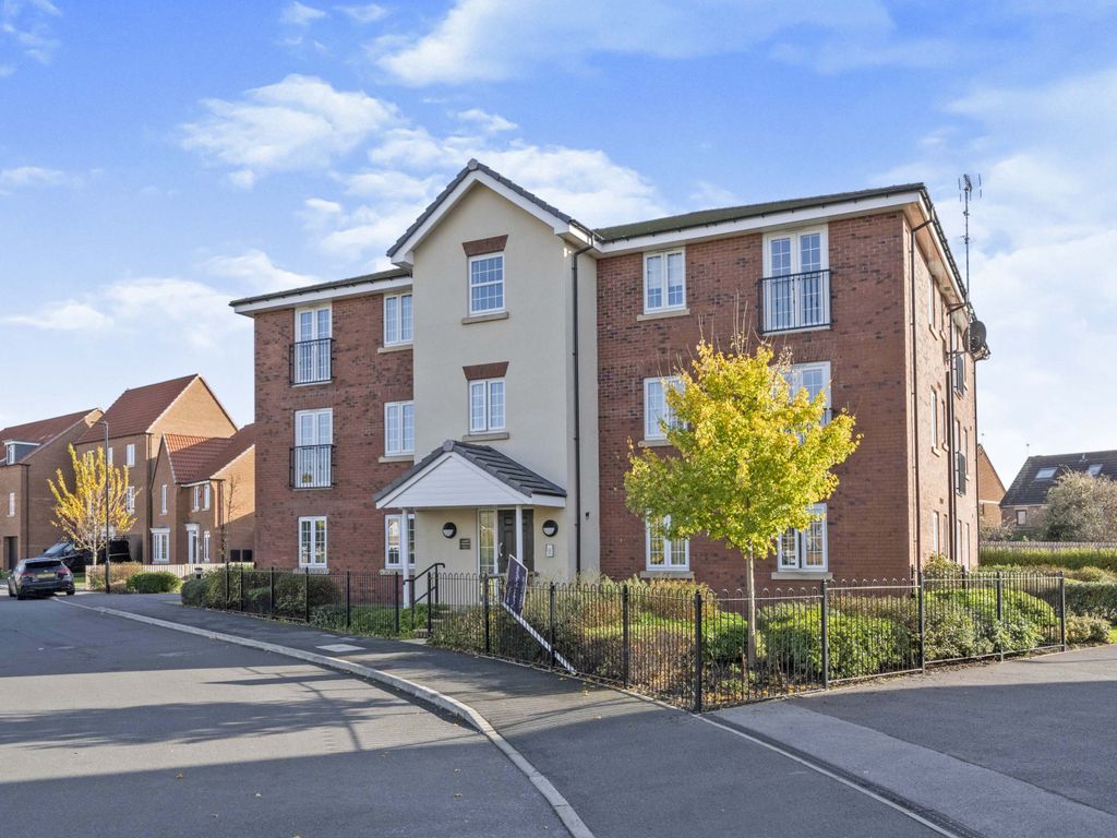 2 bed flat for sale in Buttermere Crescent, Doncaster DN4, £130,000
