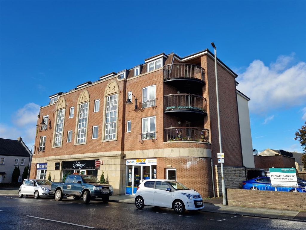 1 bed flat for sale in Castle Lodge, Gladstone Road, Chippenham SN15, £159,950