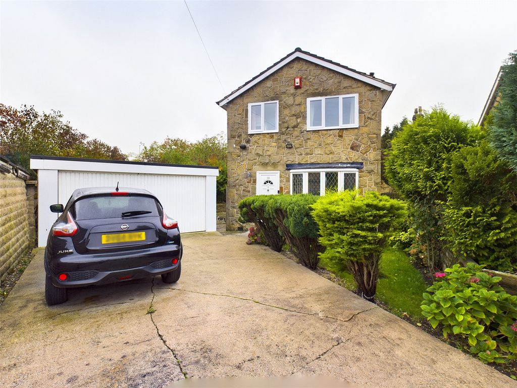 4 bed detached house for sale in Fenby Gardens, Bradford BD4, £280,000