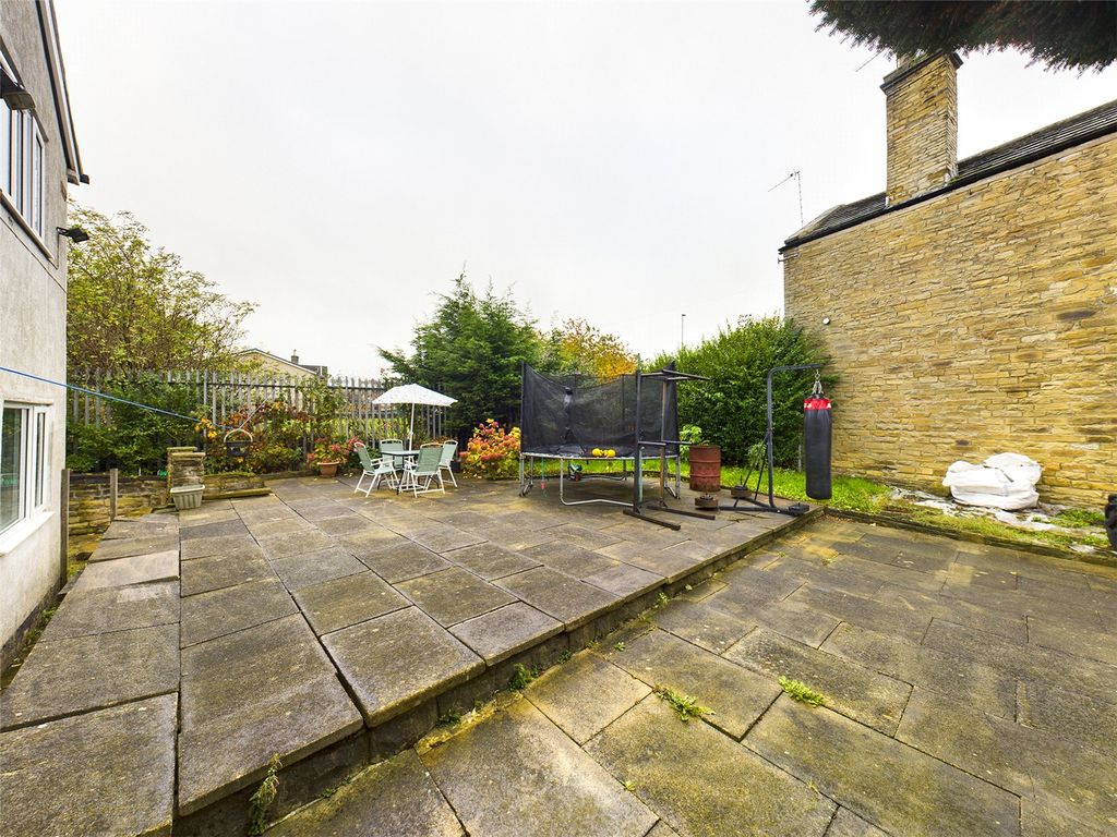 4 bed detached house for sale in Fenby Gardens, Bradford BD4, £280,000
