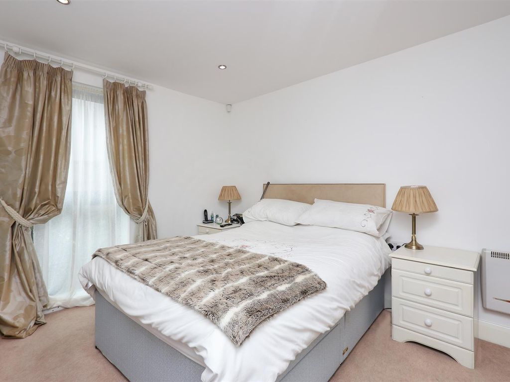 1 bed flat for sale in Hall View, Bradbury Place, Chesterfield S40, £120,000