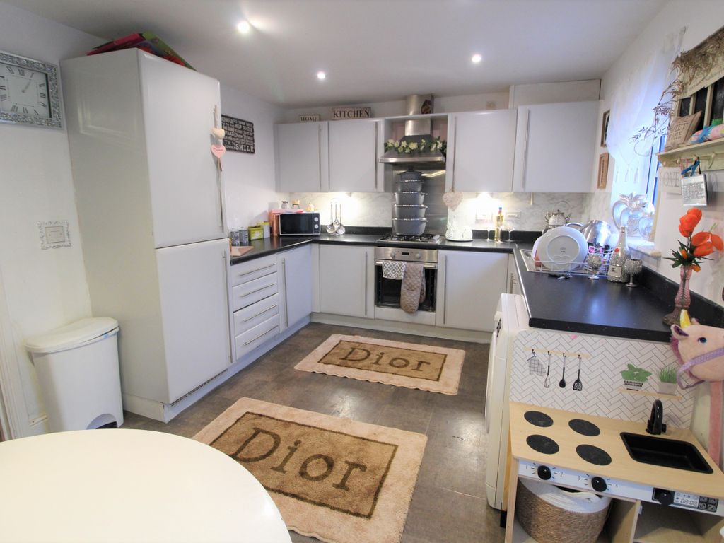 4 bed town house for sale in Pilgrim Approach, Gainsborough DN21, £125,000