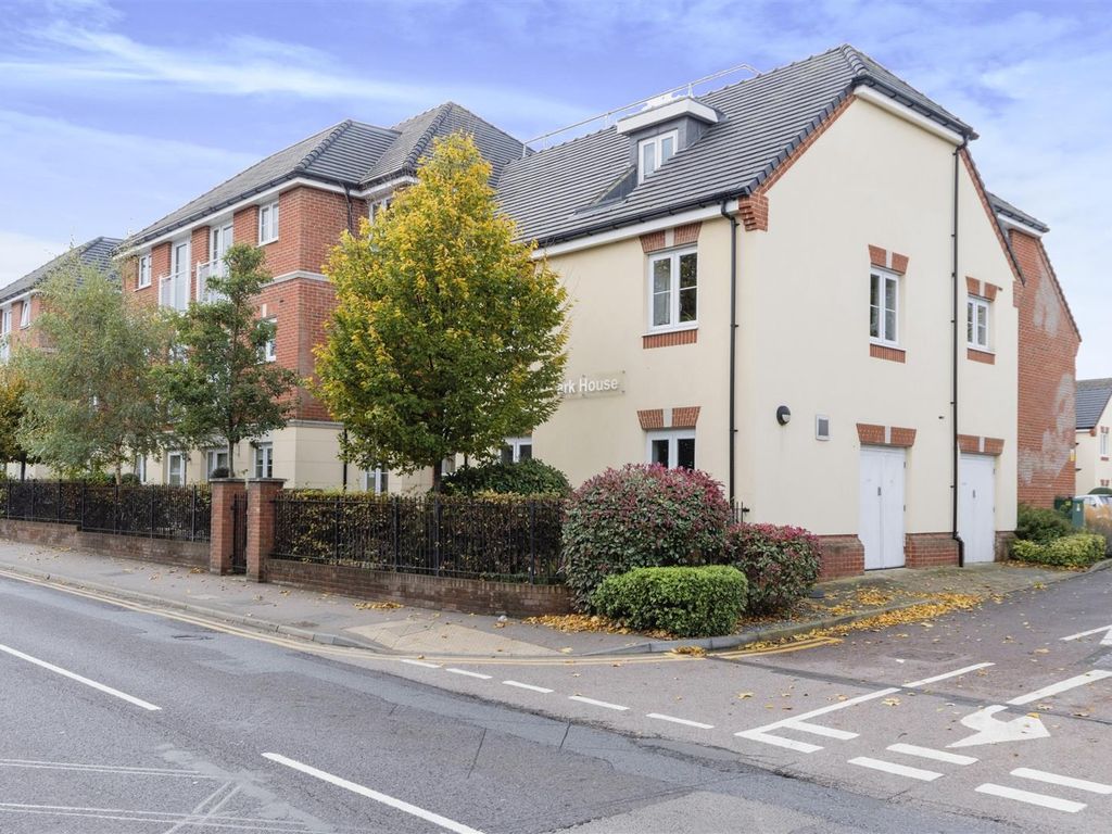 1 bed flat for sale in Park House, Old Park Road, Hitchin SG5, £295,000