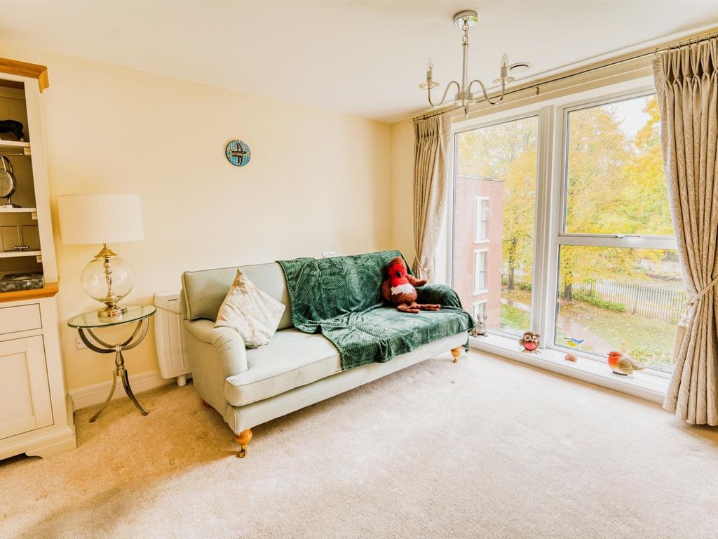 2 bed flat for sale in Glenhills Court, Little Glen Road, Glen Parva, Leicester LE2, £200,000