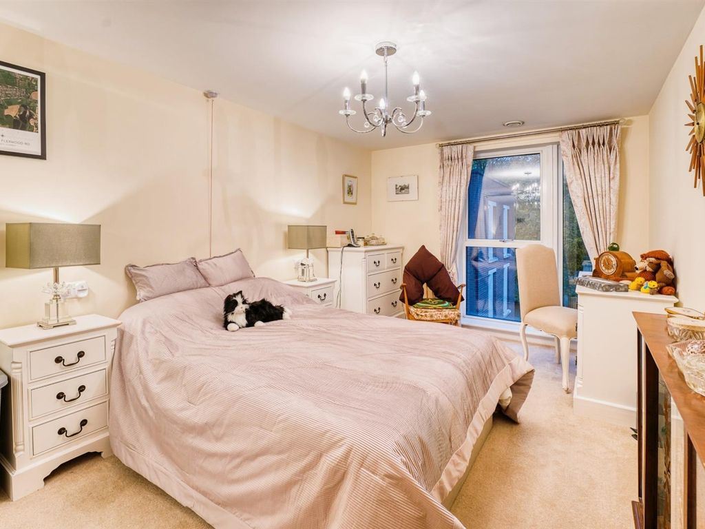 2 bed flat for sale in Glenhills Court, Little Glen Road, Glen Parva, Leicester LE2, £200,000