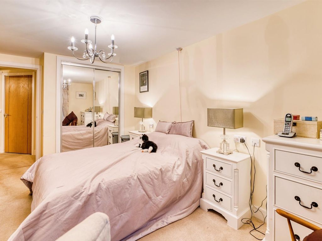 2 bed flat for sale in Glenhills Court, Little Glen Road, Glen Parva, Leicester LE2, £200,000