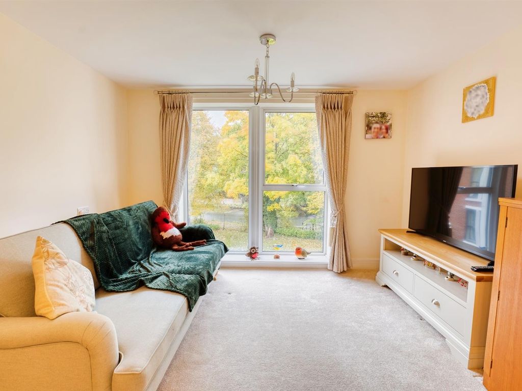 2 bed flat for sale in Glenhills Court, Little Glen Road, Glen Parva, Leicester LE2, £200,000