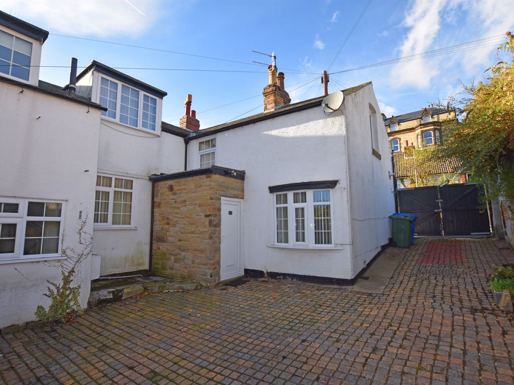 2 bed mews house for sale in Westwood Road, Scarborough YO11, £129,950