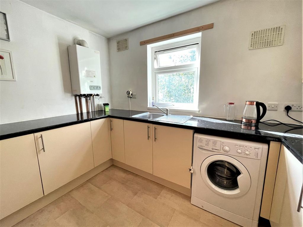 2 bed flat for sale in Victoria Road, Scarborough, North Yorkshire YO11, £105,000