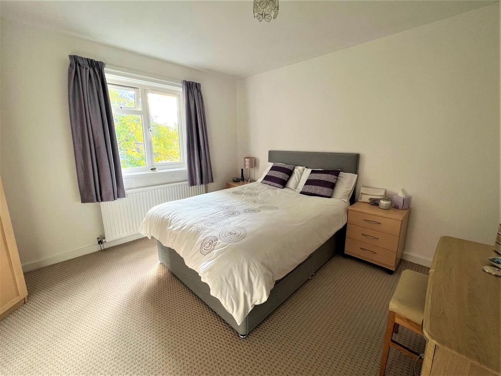 2 bed flat for sale in Victoria Road, Scarborough, North Yorkshire YO11, £105,000