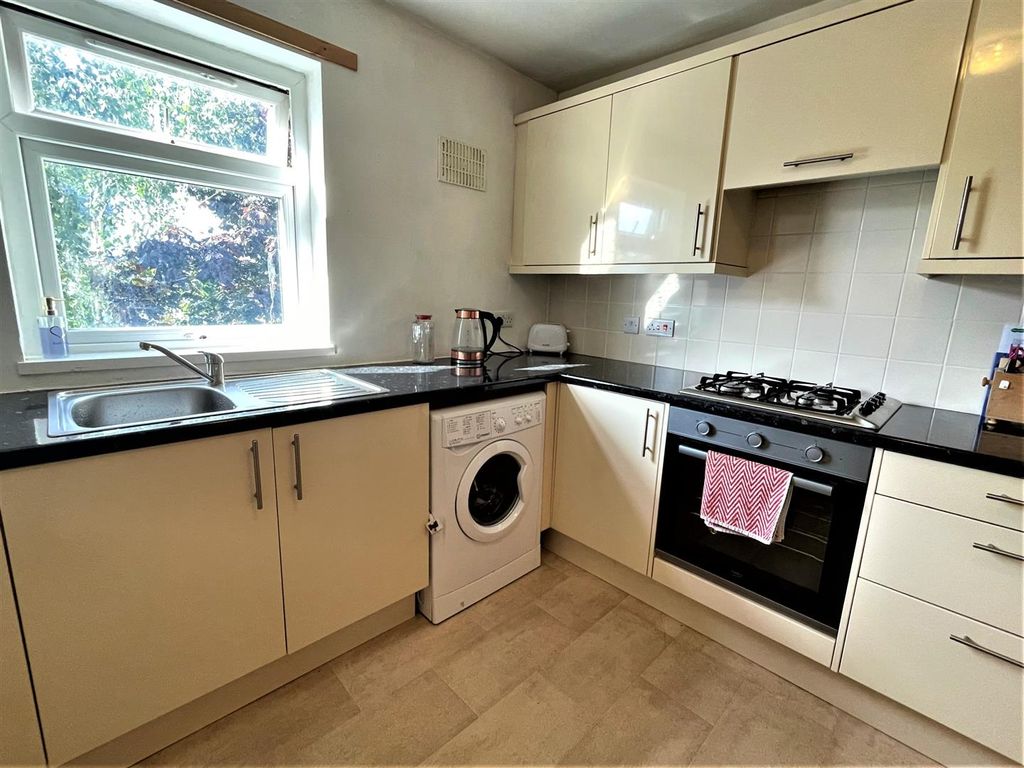 2 bed flat for sale in Victoria Road, Scarborough, North Yorkshire YO11, £105,000