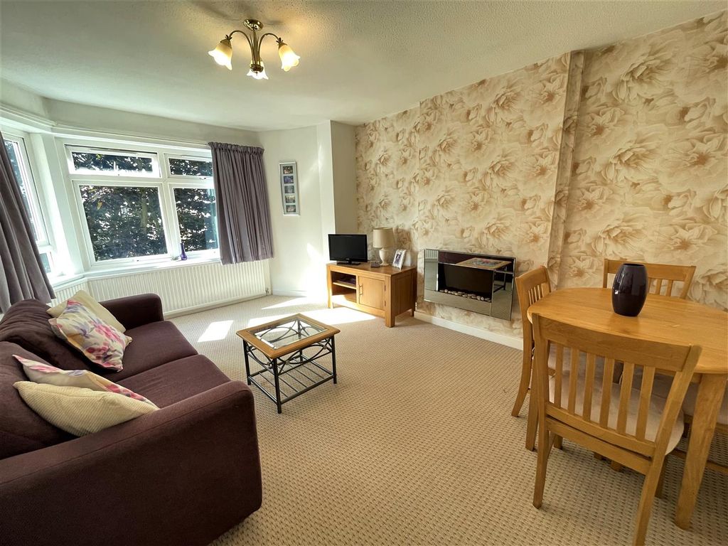 2 bed flat for sale in Victoria Road, Scarborough, North Yorkshire YO11, £105,000