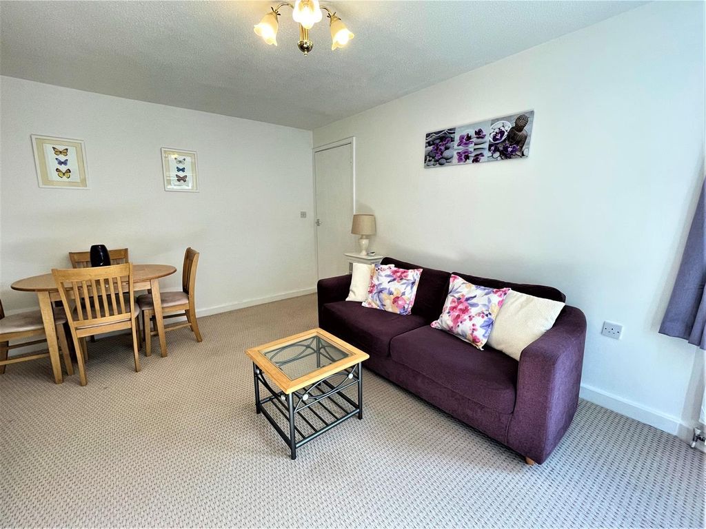 2 bed flat for sale in Victoria Road, Scarborough, North Yorkshire YO11, £105,000