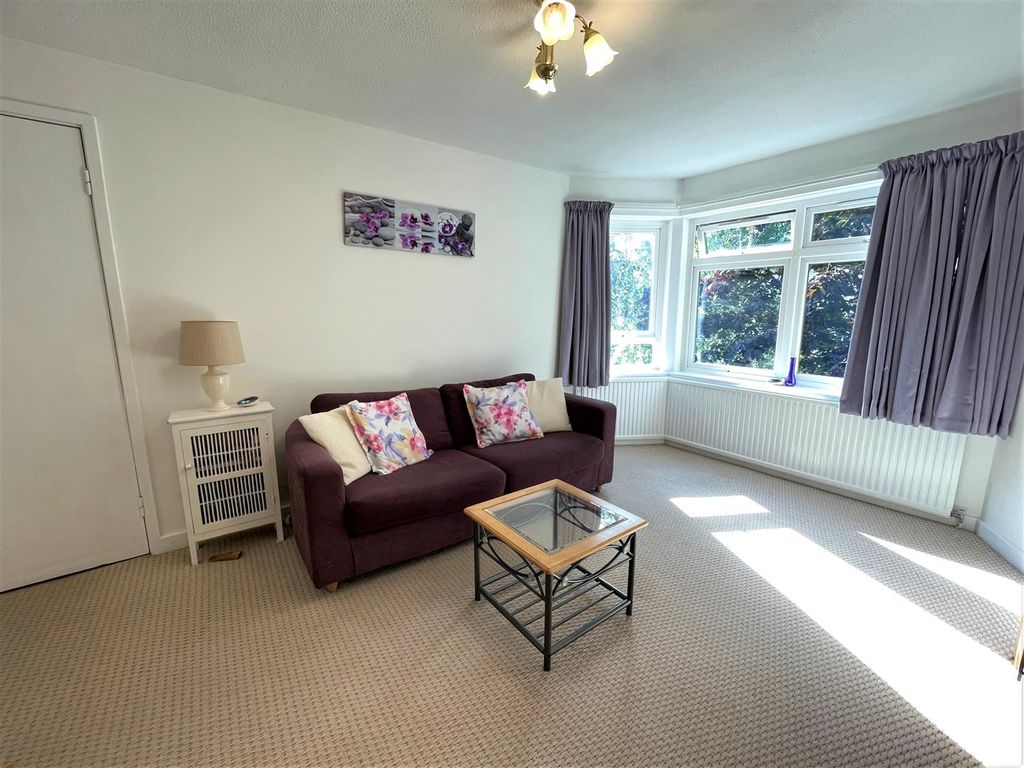 2 bed flat for sale in Victoria Road, Scarborough, North Yorkshire YO11, £105,000