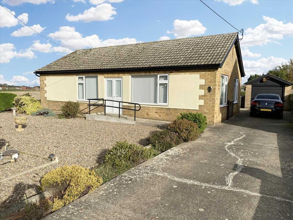 3 bed bungalow for sale in Skirth Road, Billinghay, Lincoln LN4, £250,000