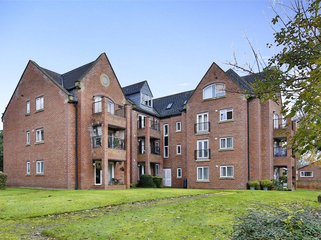 2 bed flat for sale in The Avenue, Washington NE38, £140,000