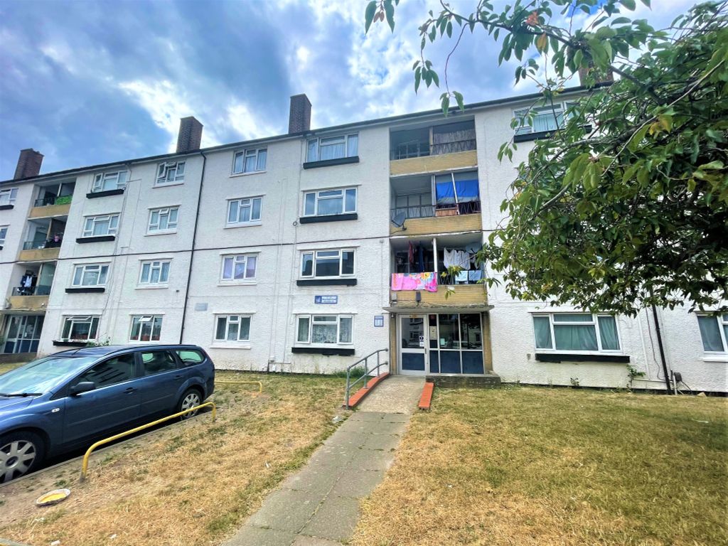 3 bed flat for sale in Winchfield Close, Southampton SO19, £130,000